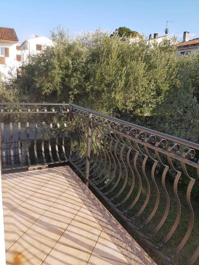 Apartment mit Balkon Porec Bagian luar foto
