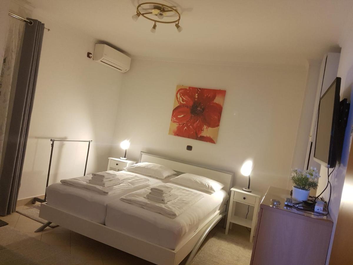 Apartment mit Balkon Porec Bagian luar foto
